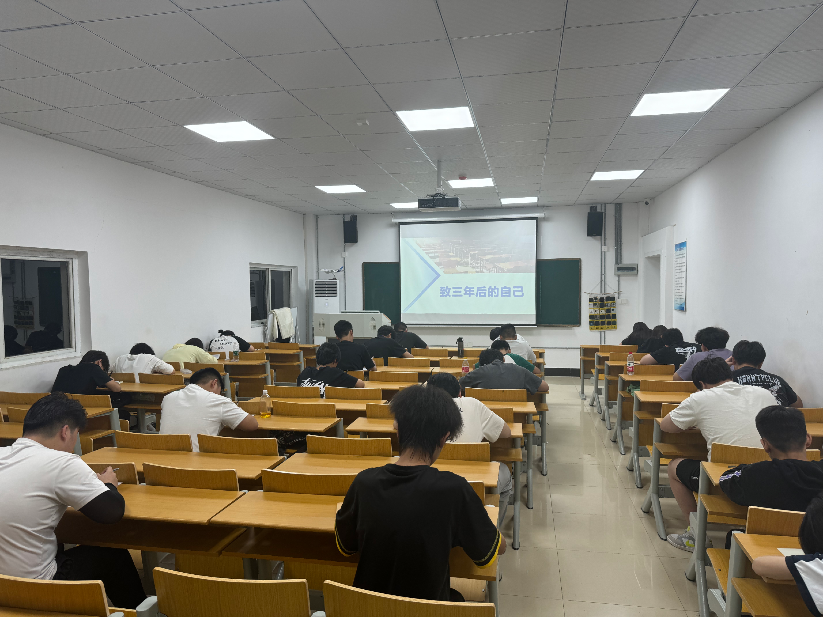 匠心筑梦启新程，规划赋能向未来 —我校开展新生思想成长与班风建设系列教育活动